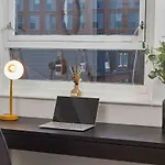 1br, Sleeps 3 - Wifi, Free Parking & Workspace 리즈
