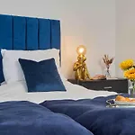 1br, Sleeps 3 - Wifi, Free Parking & Workspace * 리즈