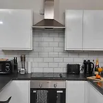 1br, Sleeps 3 - Wifi, Free Parking & Workspace 아파트 리즈