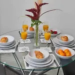 1br, Sleeps 3 - Wifi, Free Parking & Workspace * 리즈