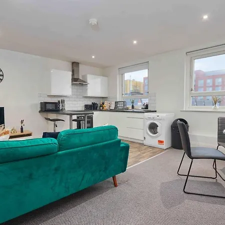 Centre 1br, Sleeps 3 - Free Parking & Wifi, Workspace - Corporate Relocations Apartment *