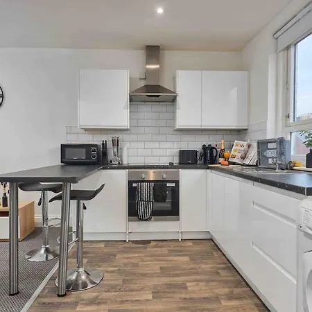 Centre 1br, Sleeps 3 - Free Parking & Wifi, Workspace - Corporate Relocations