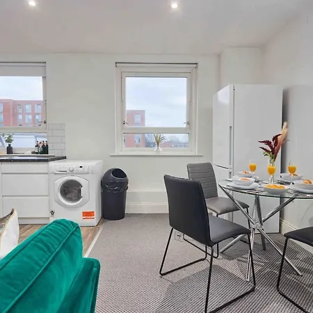 Centre 1br, Sleeps 3 - Free Parking & Wifi, Workspace - Corporate Relocations Apartment