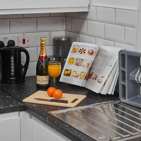 Centre 1br, Sleeps 3 - Free Parking & Wifi, Workspace - Corporate Relocations *