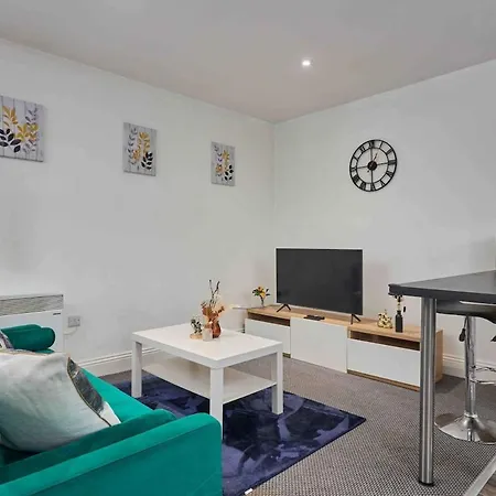 Apartment 3 Beds - Centre - Free Parking & Wifi! *
