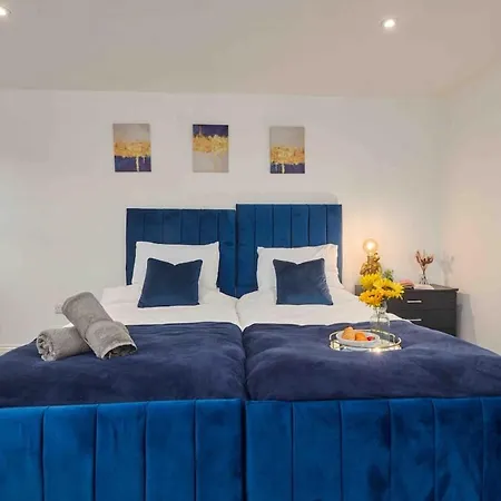 Ideal For Long Term Relocations - Work & Family Stays - Free Parking Apartment