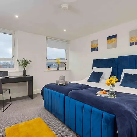 Apartment 3 Beds - Centre - Free Parking & Wifi! *