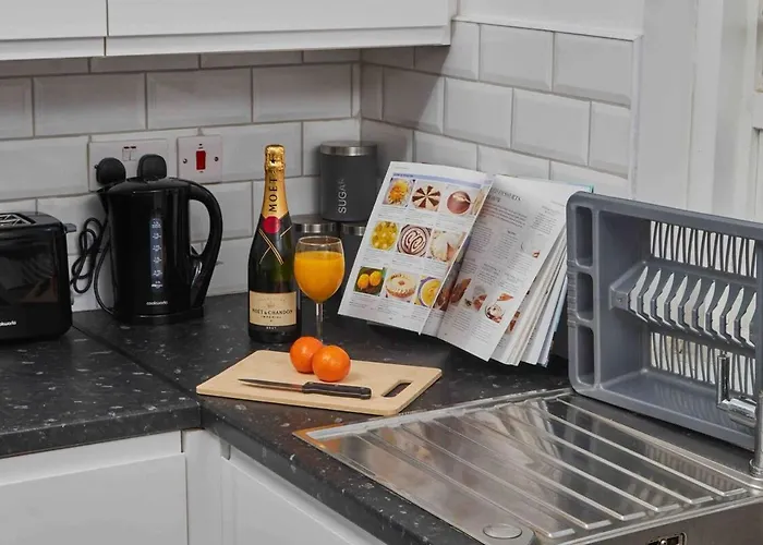 Central 1Br, Sleeps 3 - Wifi, Free Parking & Workspace *